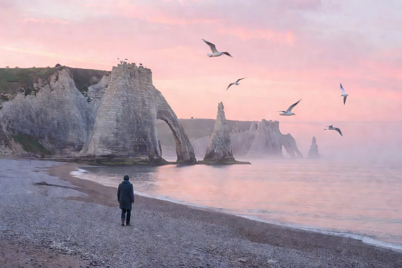 Falaises d'Étretat en Normandie à l'aube